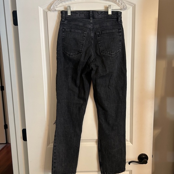 Abercrombie & Fitch Ultra High Rise Ankle Ankle Straight Jeans in Black Destroy - Picture 6 of 10